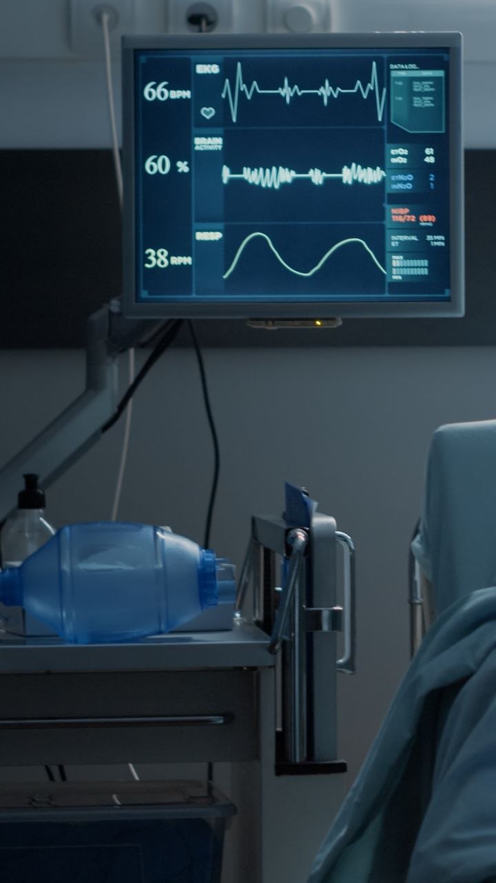 patient monitor displaying heart/respiratory waveforms.